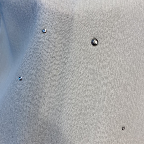 New white top with tiny silver studs-smoke feee home - Picture 3 of 3